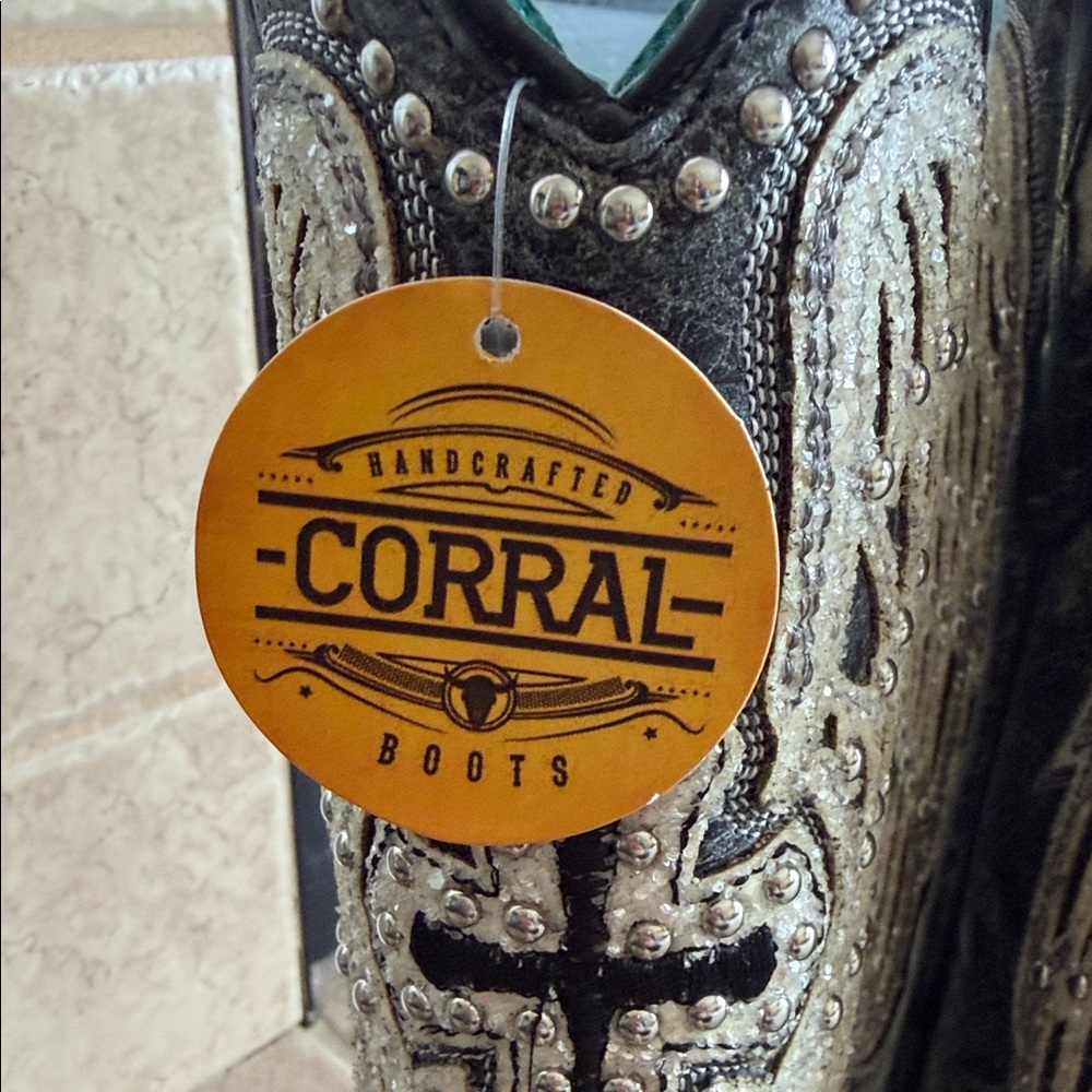 Corral Embroidered Cowboy Boots - Black and Cream… - image 12